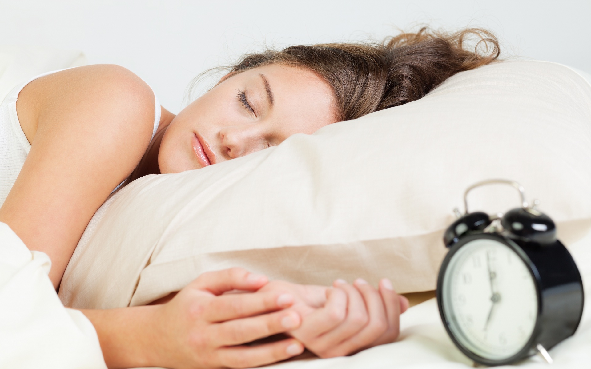 О котрій лягати спати, щоб бути здоровим: учені визначили найоптимальніший час