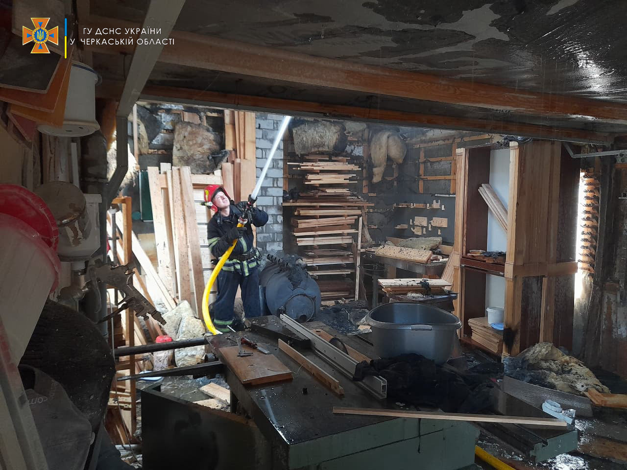Рятувальники Черкащини ліквідували дві пожежі надвірних споруд