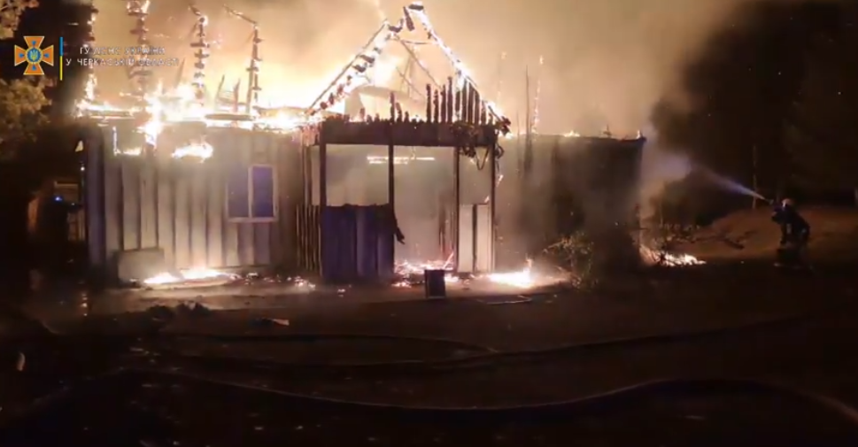 Горіло кафе: рятувальники Черкащини ліквідували пожежу (ВІДЕО)