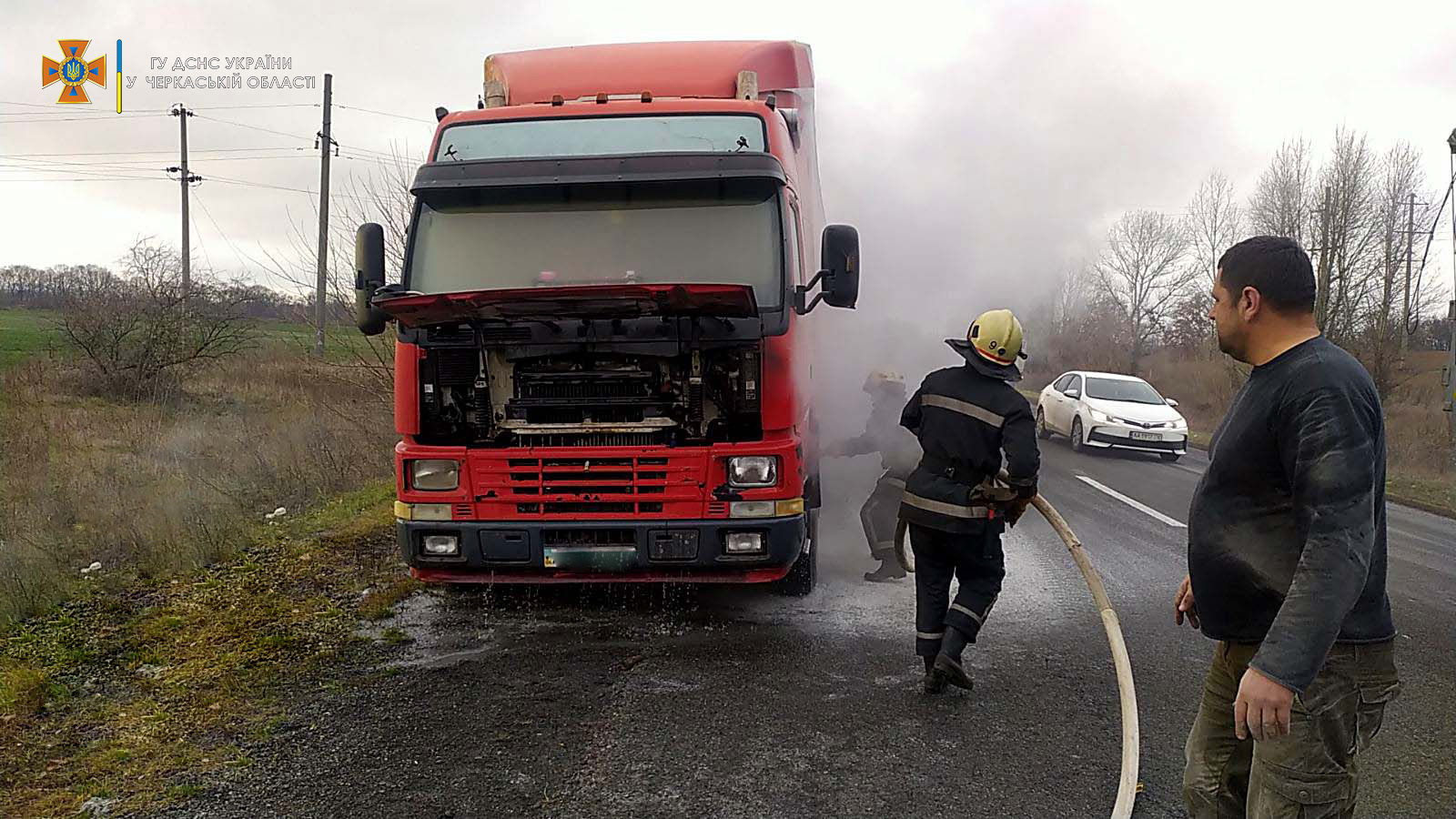 Пожежа в моторному відсіку: на Черкащині горіла вантажівка