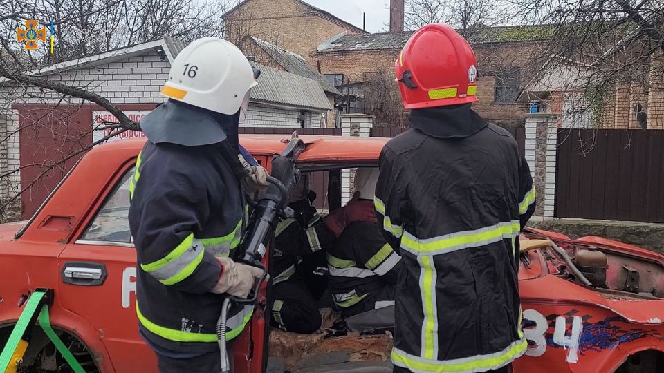 Рятувальники Черкащини пройшли навчання на аварійно-рятувальному авто
