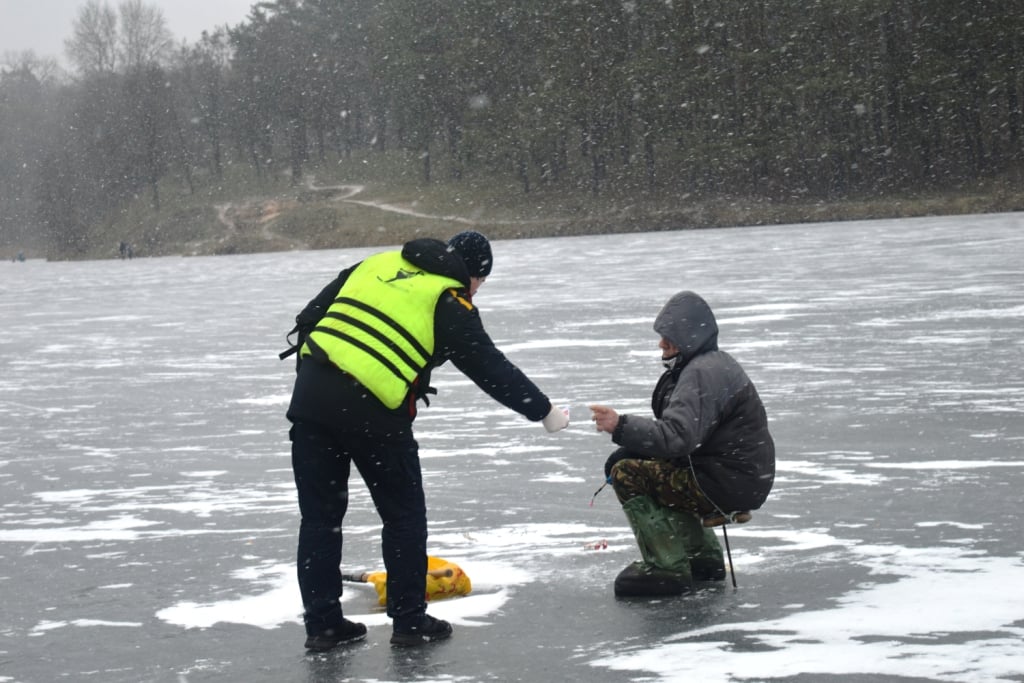 Рятувальники просять дотримуватися правил безпеки на льоду