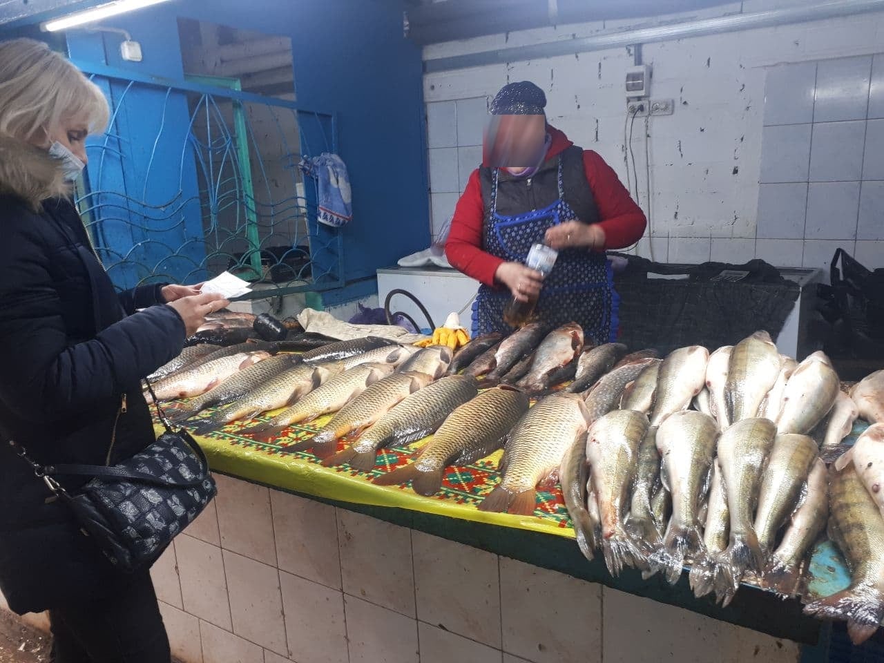 На черкаському ринку чоловік незаконно продавав рибу