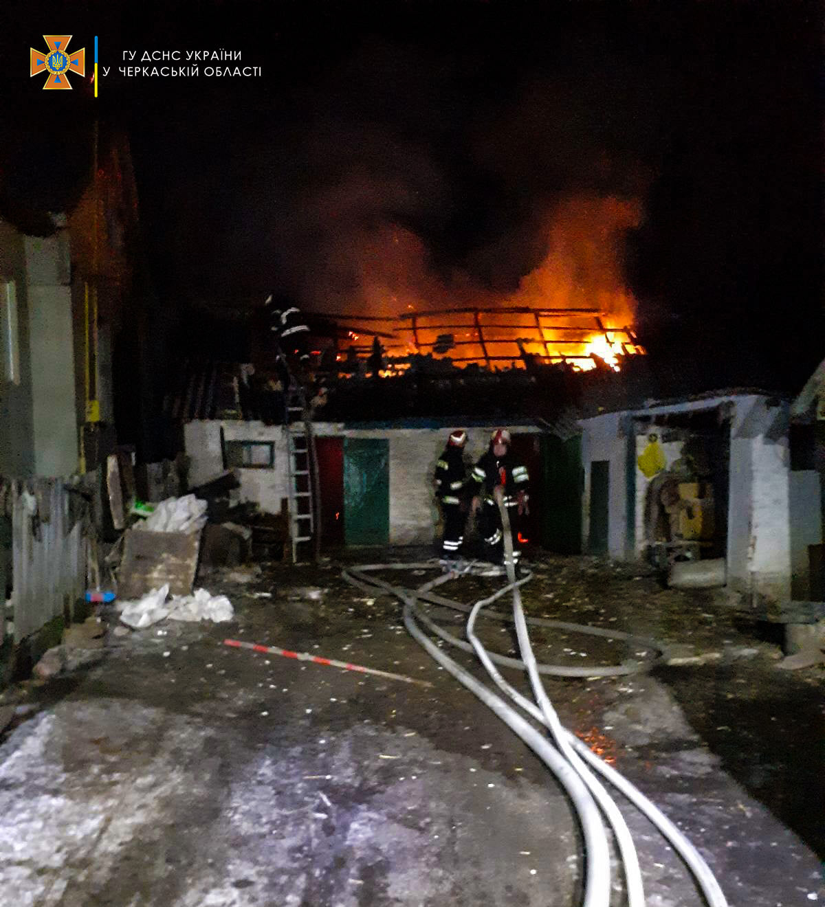 На Уманщині загорілася надвірна споруда