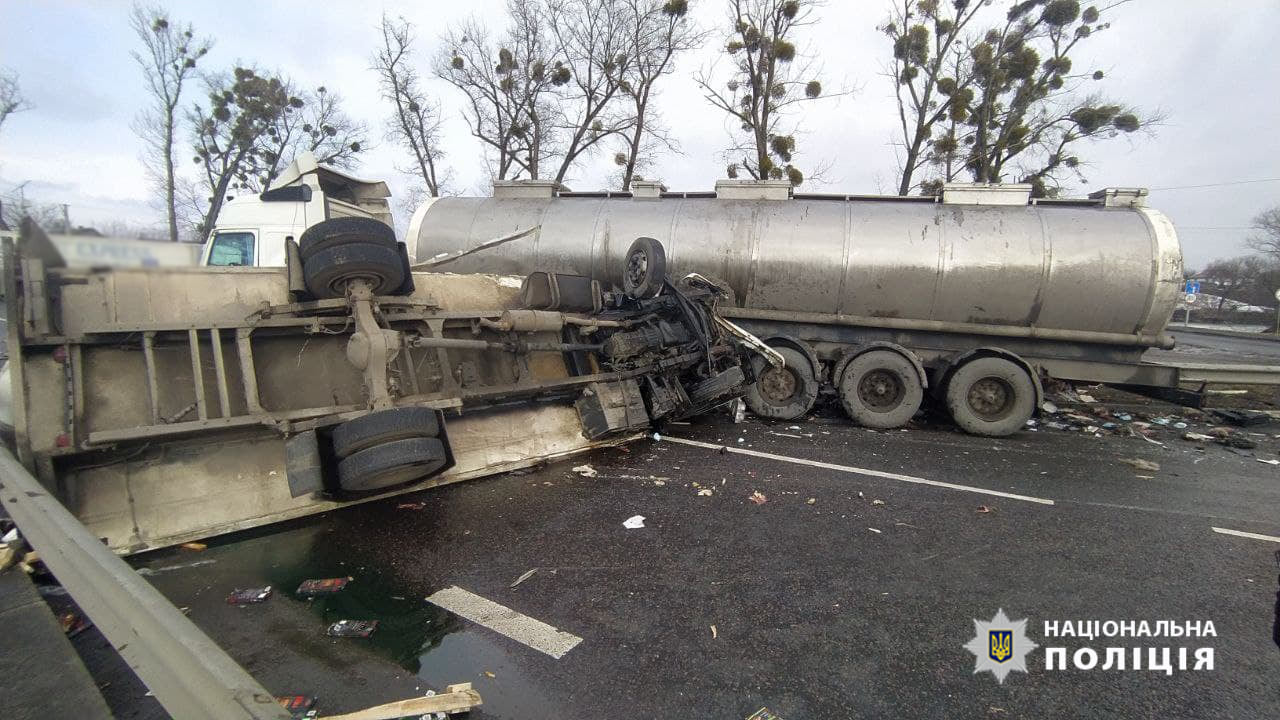 На Уманщині зіткнулися три вантажівки: травмувалася одна особа