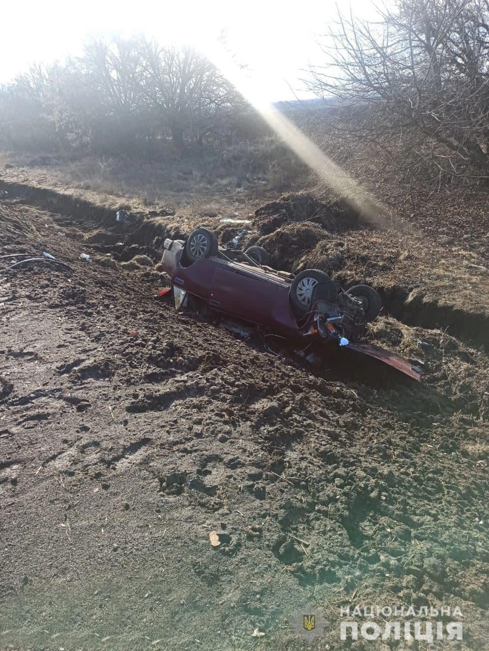 На Черкащині перекинулась автівка, водій та пасажир не постраждали