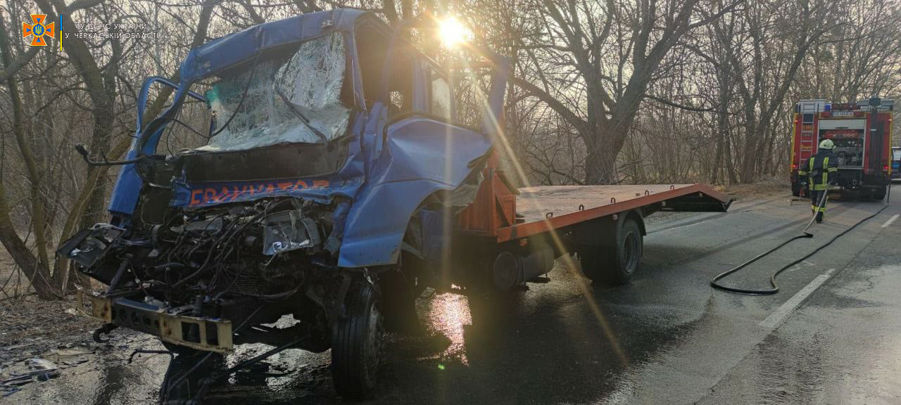 Біля Канева зіткнулися вантажівка та евакуатор, водій травмувався