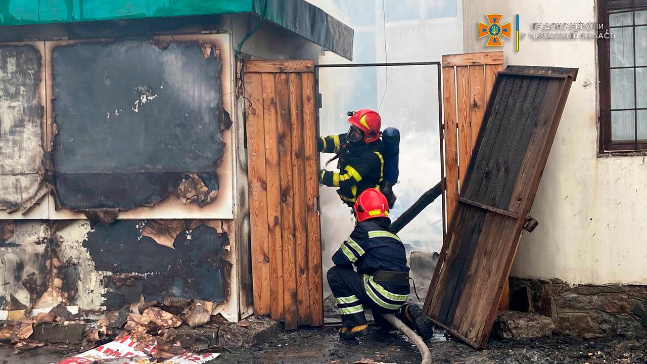 У Черкасах загорілося будівельне сміття: винуватець пожежі встановлюється