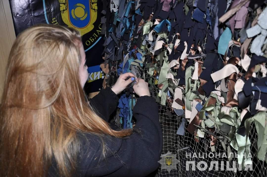 Черкаські поліціянтки плетуть маскувальні сітки