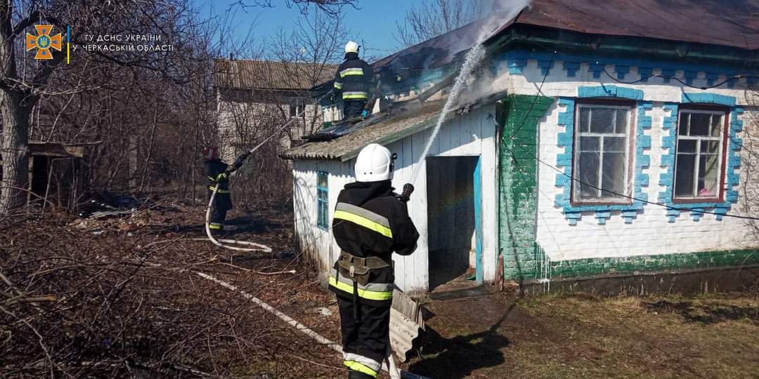 На Звенигородщині ліквідували дві пожежі в приватному секторі