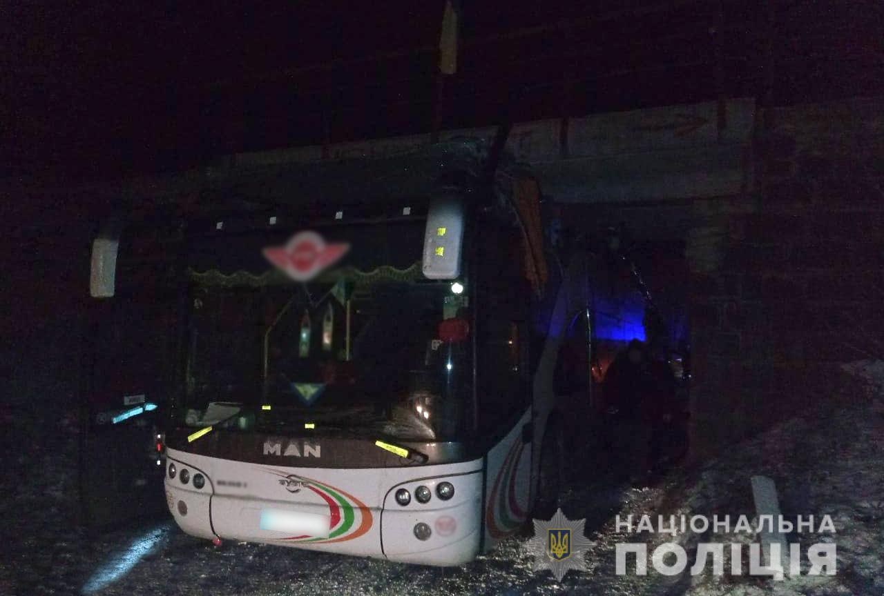Автобус, який евакуював дітей та дорослих, потрапив у ДТП на Черкащині   