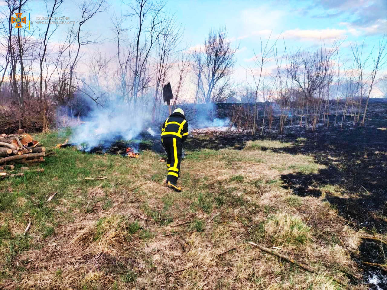 Черкаські рятувальники минулої доби ліквідували 9 пожеж сухої трави