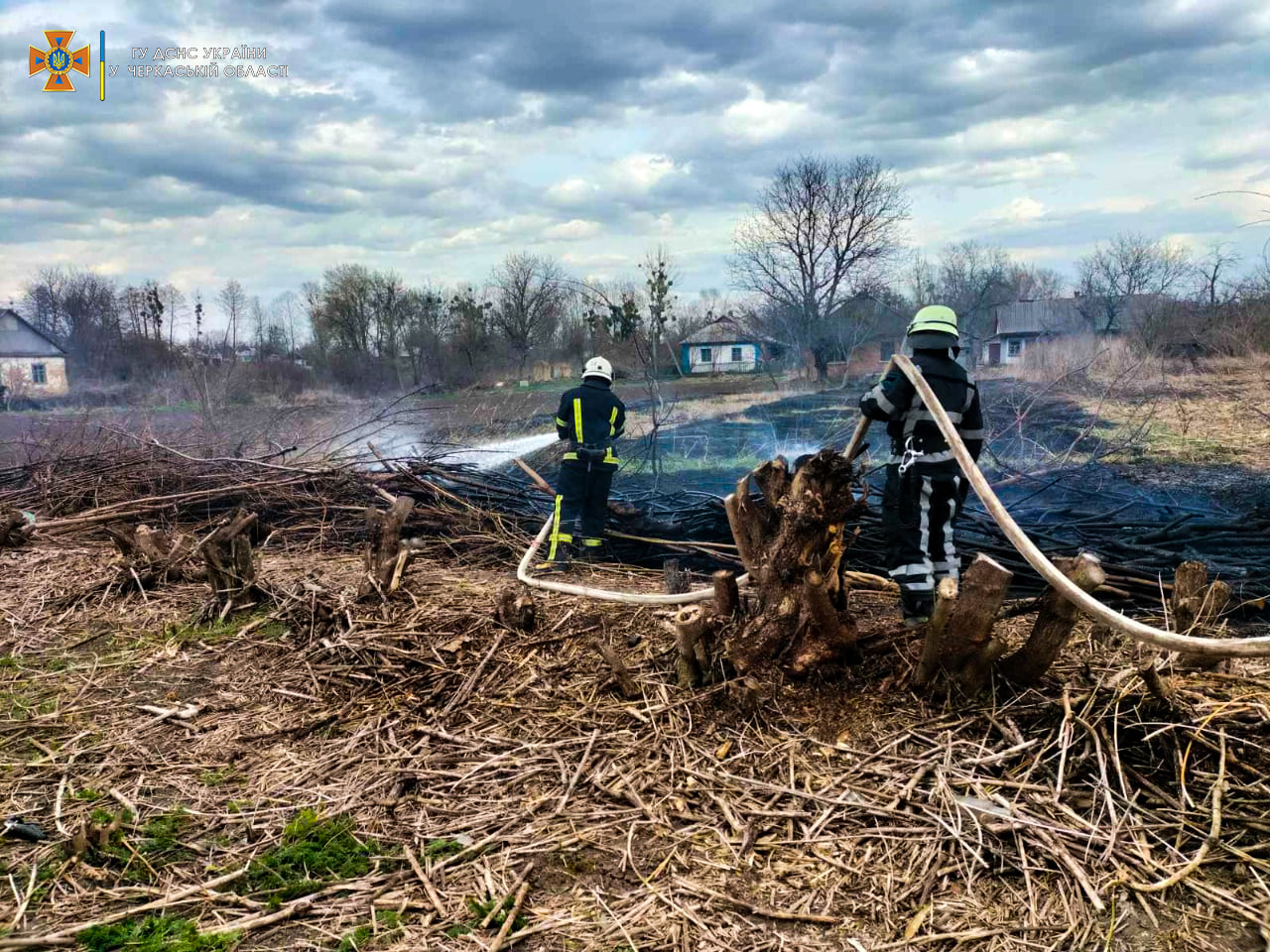 10 пожеж сухої трави ліквідували рятувальники на вихідних в області