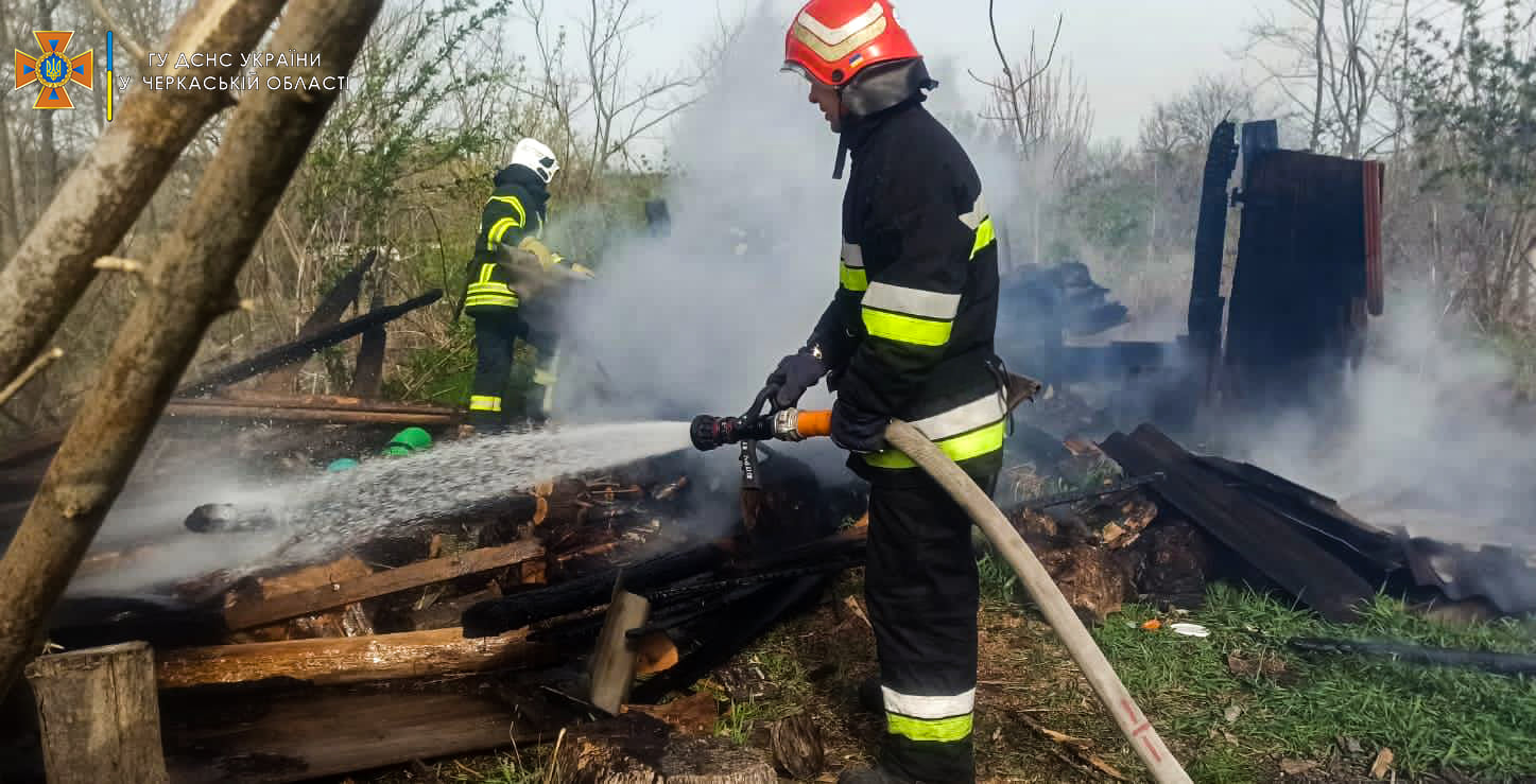 Черкаські вогнеборці ліквідували дві пожежі надвірних споруд