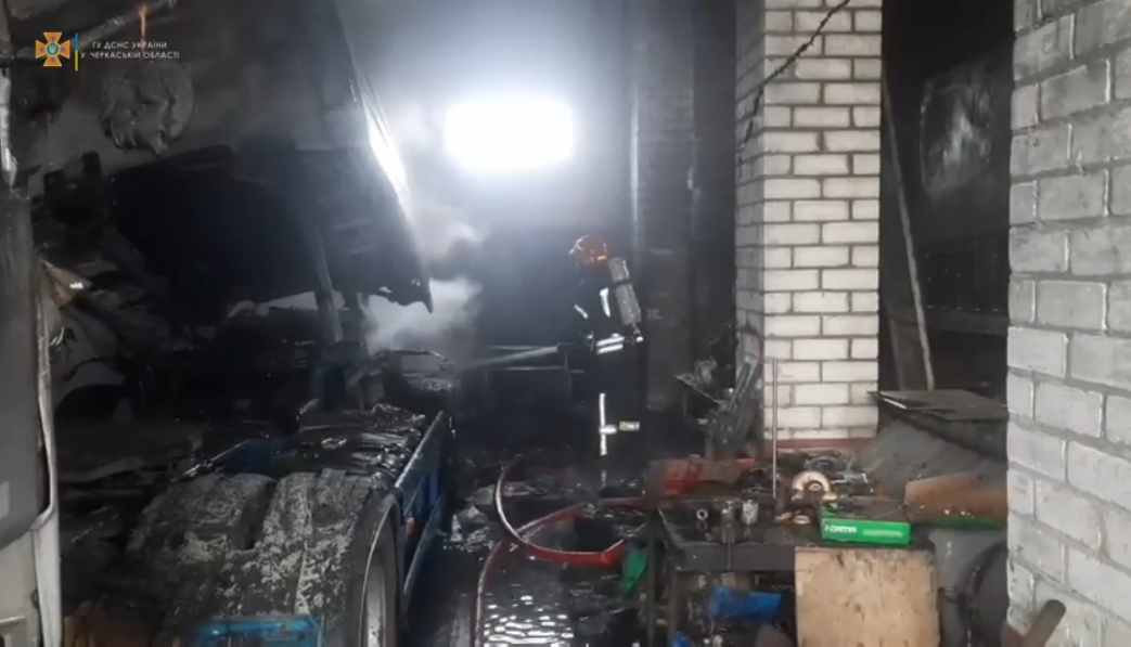 У Черкасах сталася пожежа в гаражному приміщенні