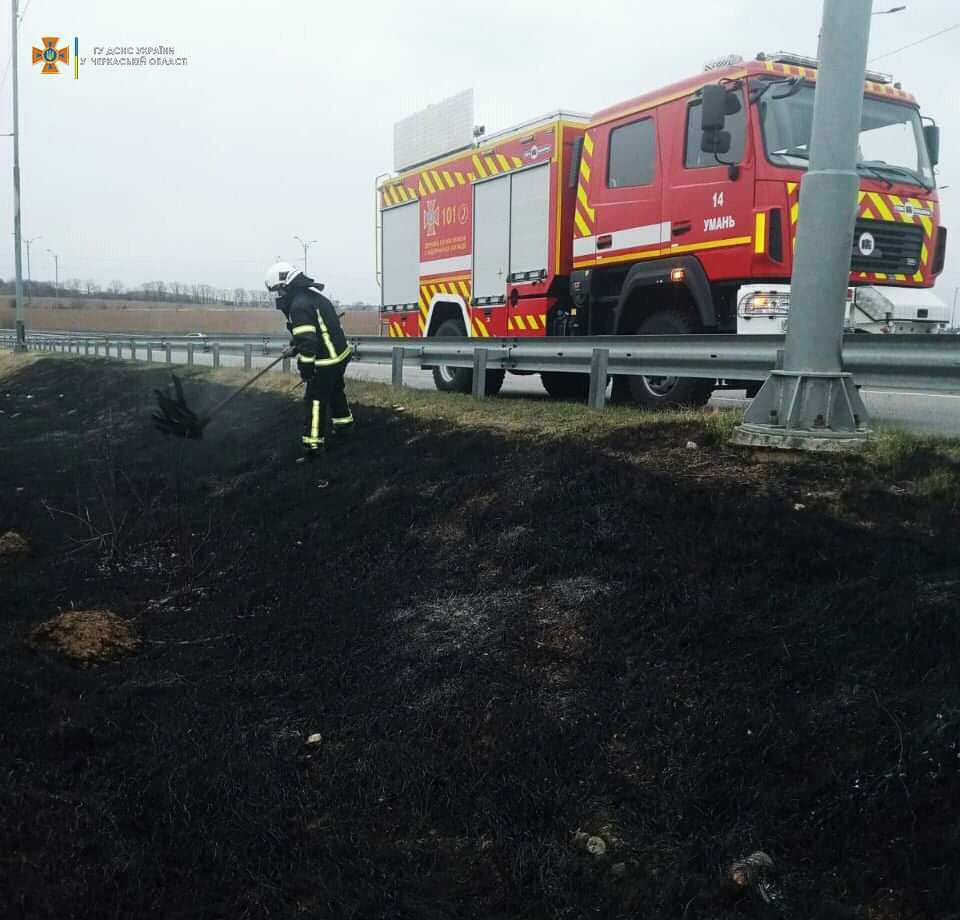 На Черкащині врятували людину з пожежі: горіла суха трава