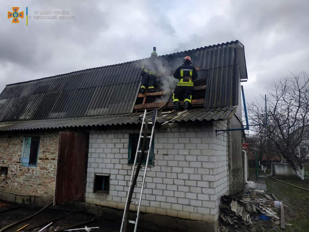 На вихідних в області рятувальники ліквідували дві пожежі будинків