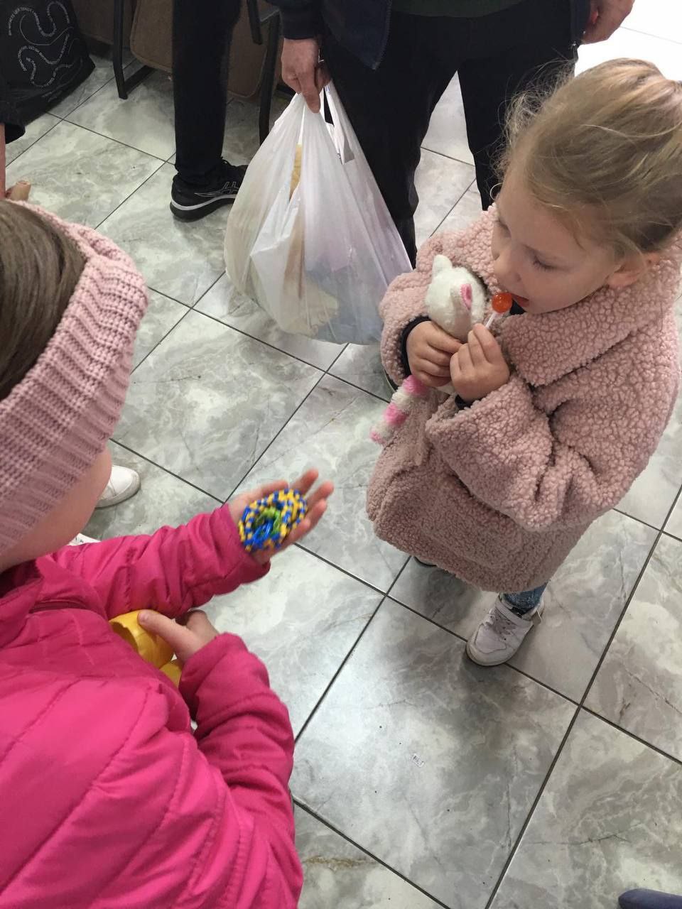 Маленька черкащанка в Гуманітарному центрі дарувала діткам переселенців синьо-жовті браслети