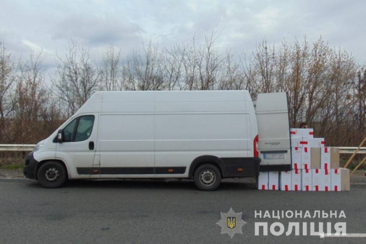 На блокпосту черкаські правоохоронці зупинили авто із цигарками без акцизних марок
