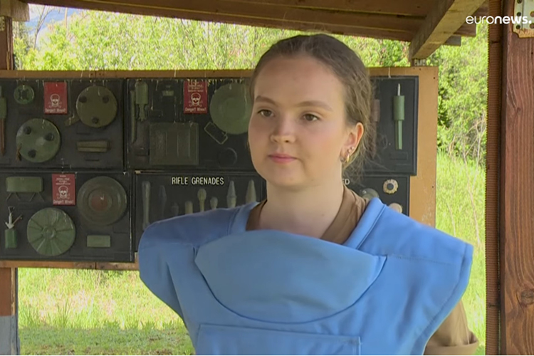 Черкаська студентка опановує саперну справу в Косові