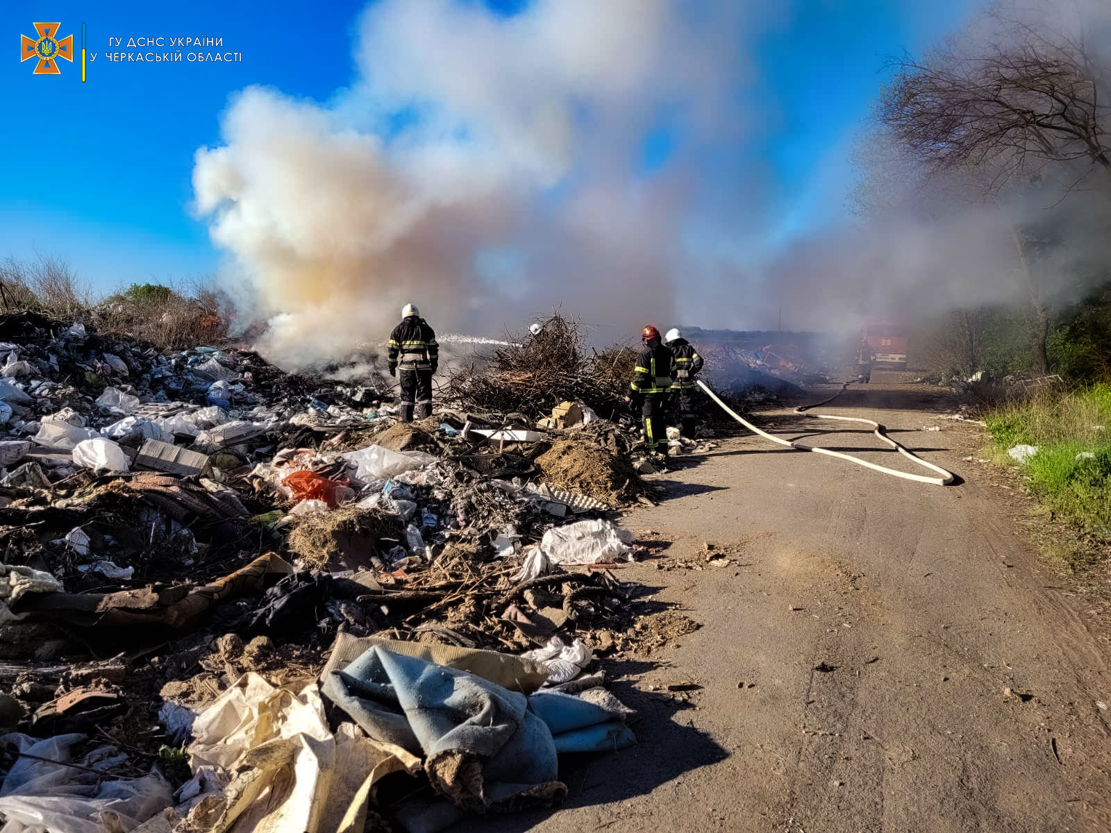 У Черкаському районі загорілося сміттєзвалище