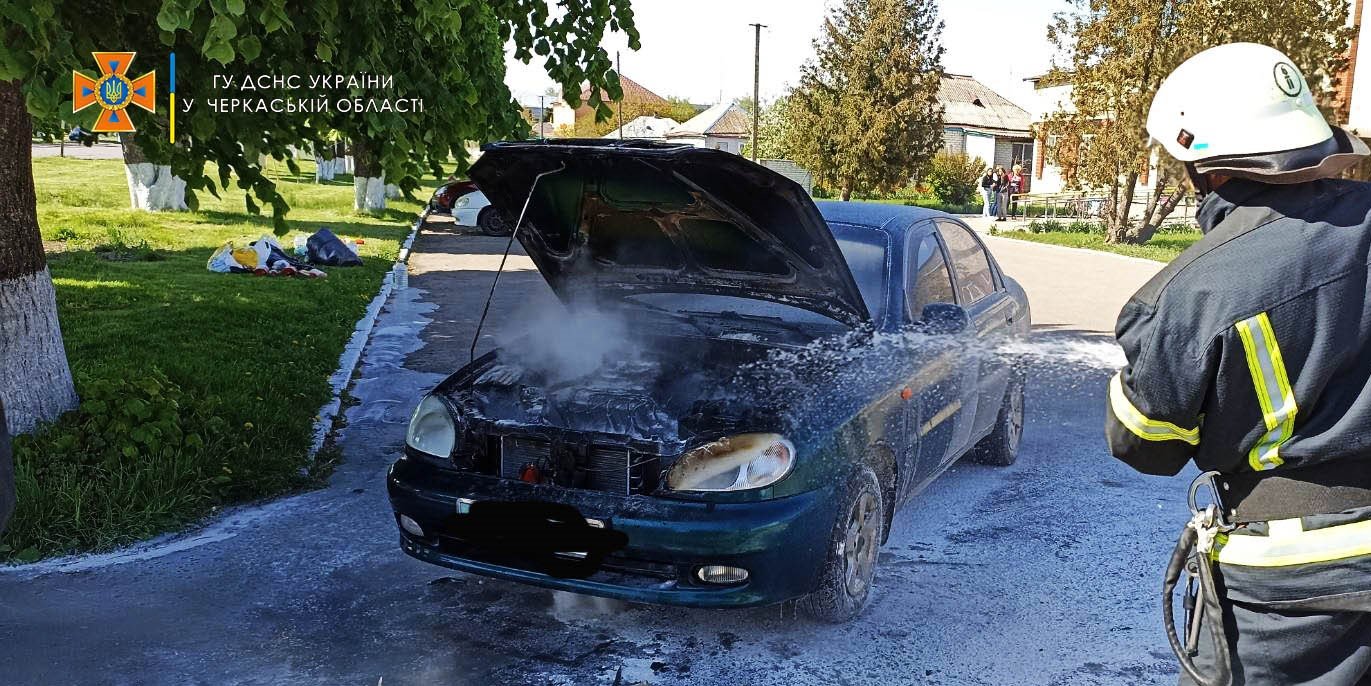 У Чорнобаї загорілася автівка