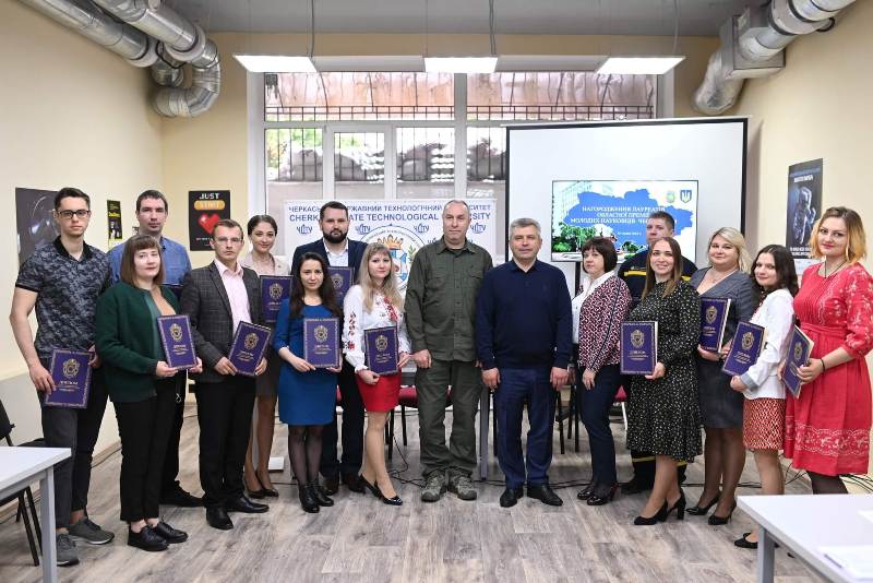 Молодим черкаським науковцям вручили обласні премії