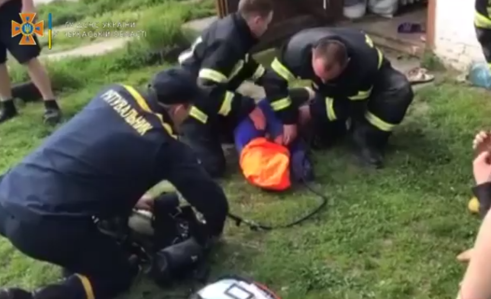 У Черкасах рятувальники дістали двох дітей, які впали в яму
