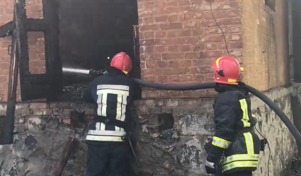 Рятувальники в Черкасах загасили пожежу в будівлі, що не експлуатується