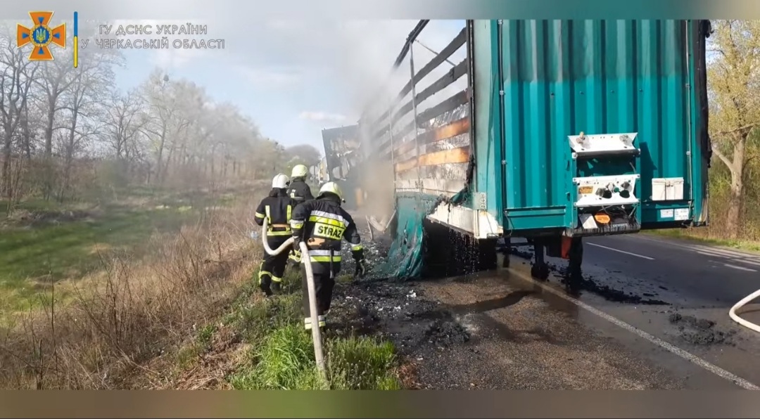 На Звенигородщині під час руху загорілася вантажівка