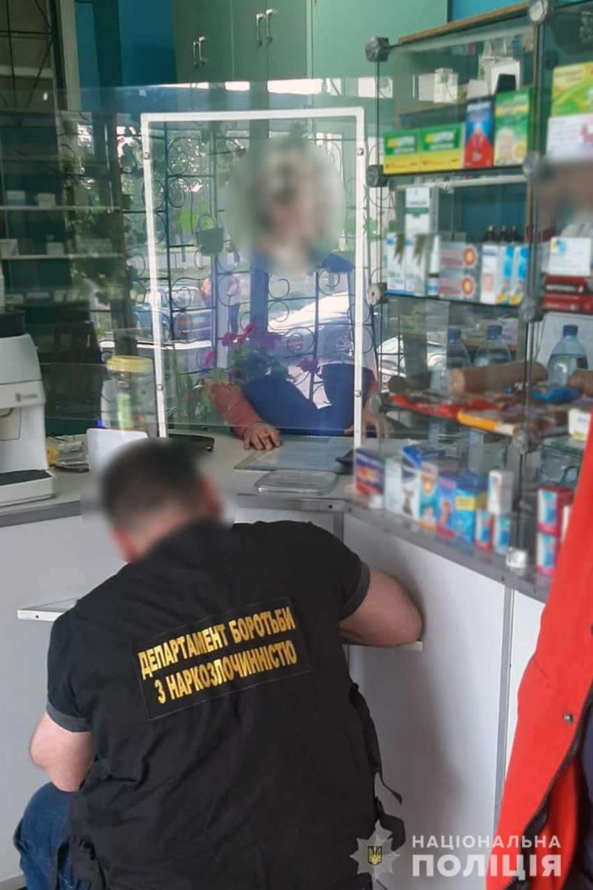 На Золотоніщині затримали фармацевта, яка продавала заборонені медпрепарати