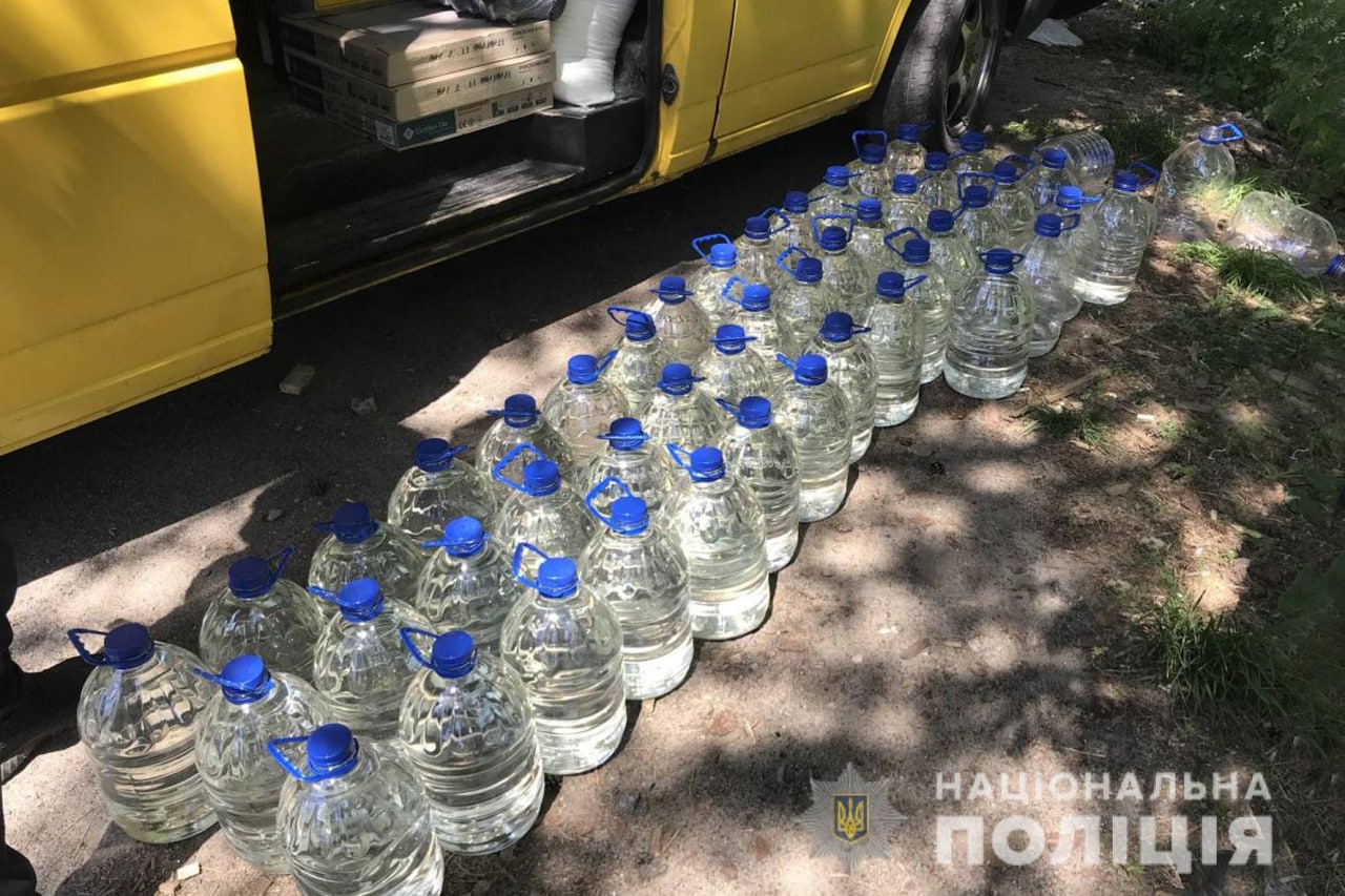 На Золотоніщині в чоловіка виявили 44 пластикові ємності з різким запахом спирту