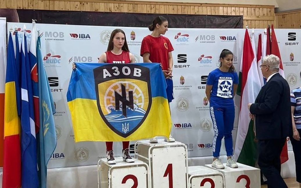 Черкаська боксерка розгорнула прапор «Азову» на міжнародному турнірі в Угорщині