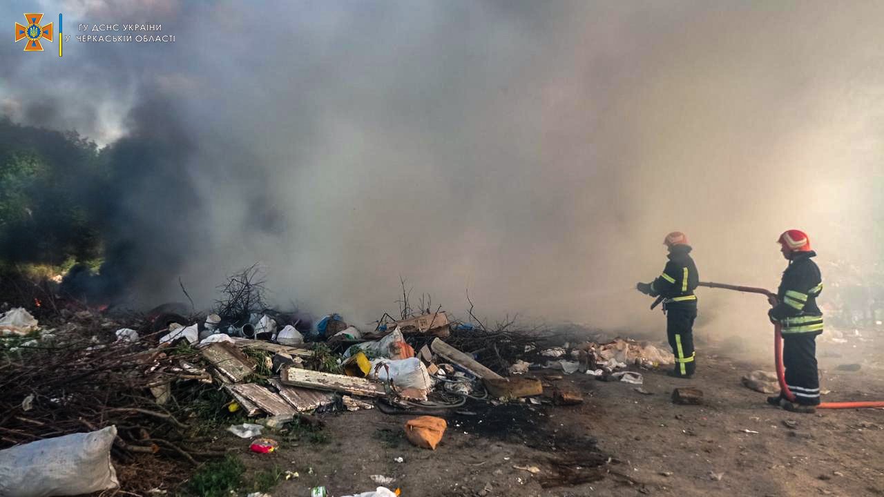 Рятувальники в Черкаському районі ліквідували дві пожежі сміття