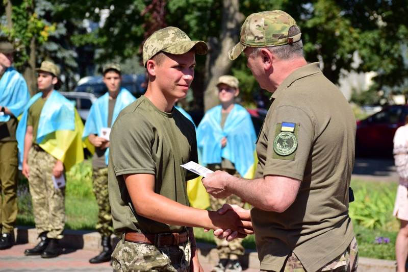 Черкаським учням вручили відзнаки «Відмінник Захисту України»