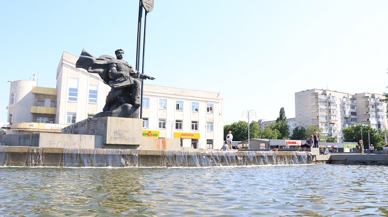 На площі 700-річчя у Черкасах запрацював фонтан