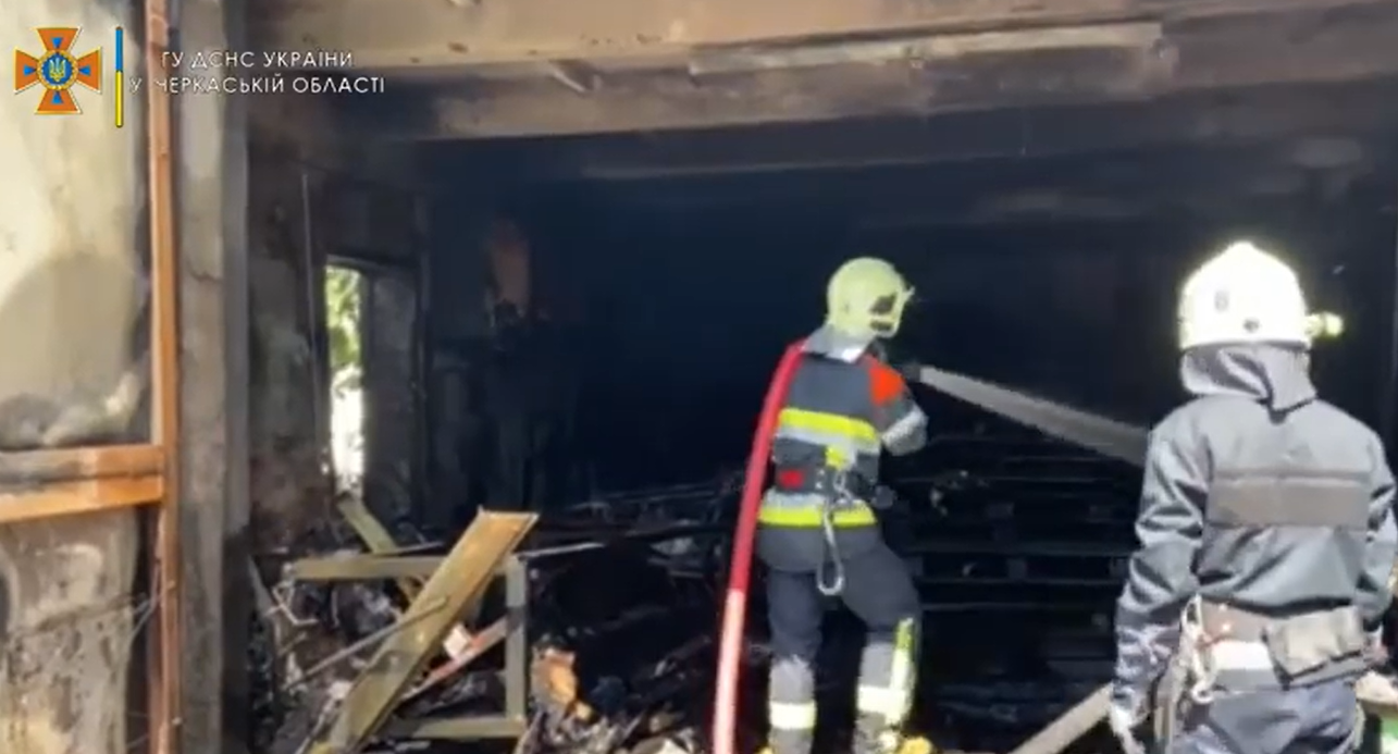 Через коротке замикання загорівся гараж у Золотоноші (ВІДЕО)