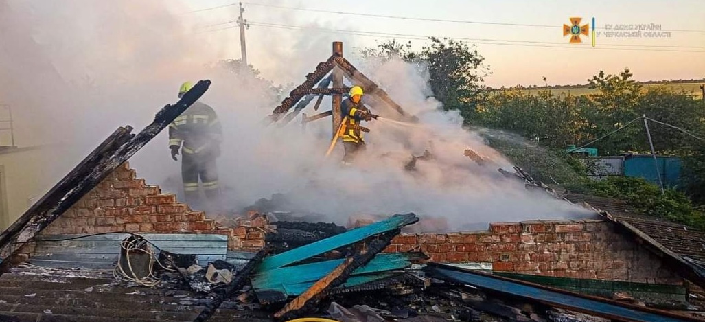 Пожежі будинку та надвірної споруди загасили черкаські рятувальники