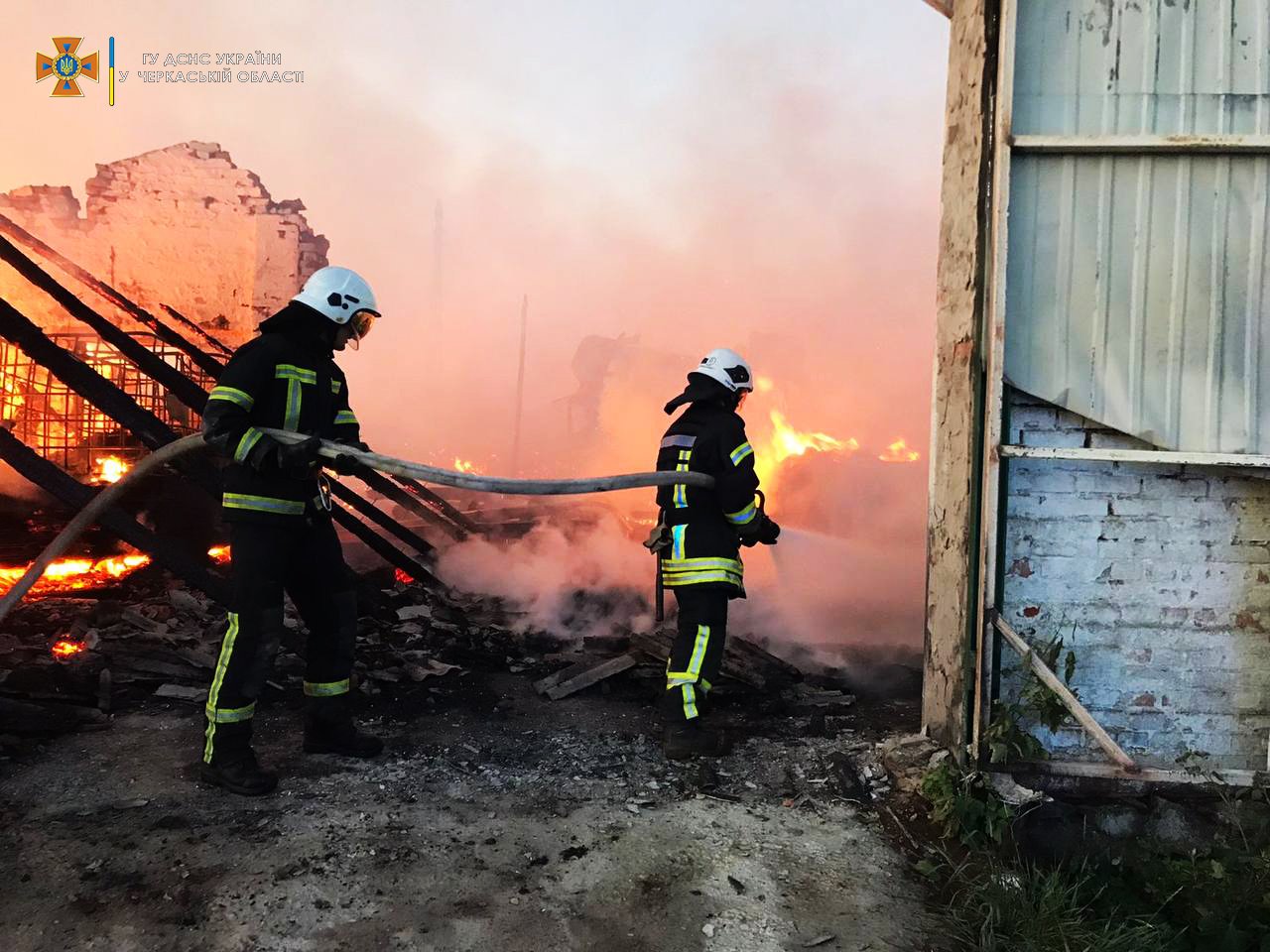 На Уманщині сталася пожежа в будівлі, де виготовляють пелети з тирси