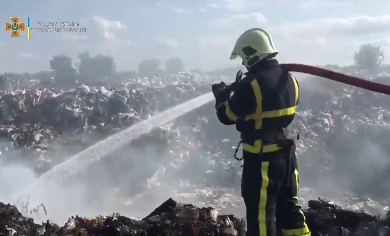На Жашківщині сталася пожежа на стихійному сміттєзвалищі