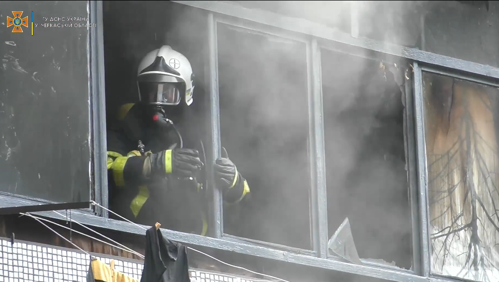 Із будинку в Черкасах через пожежу евакуювали 11 мешканців (ВІДЕО)