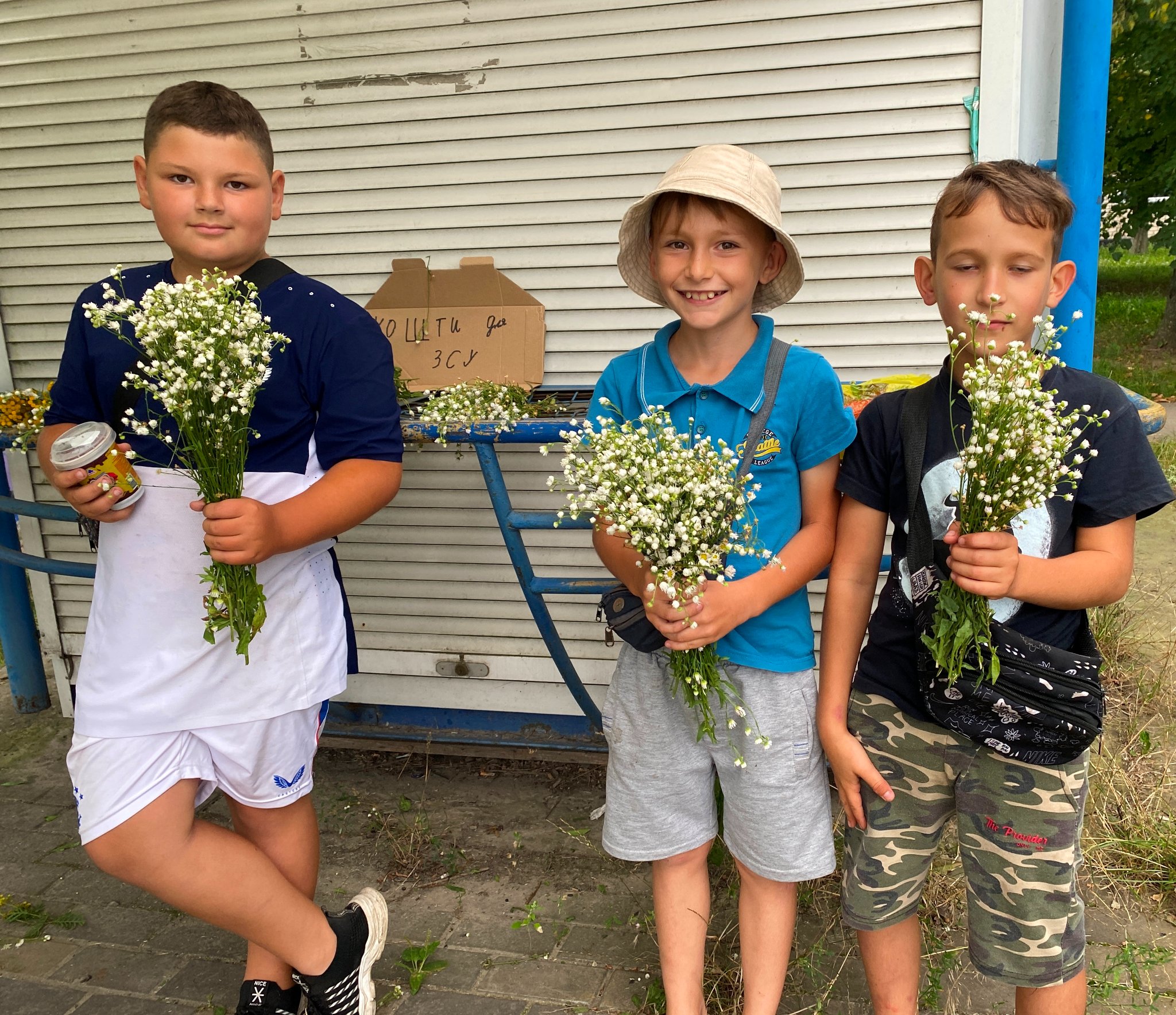 Маленькі канівчани продають польові квіти, аби допомогти ЗСУ