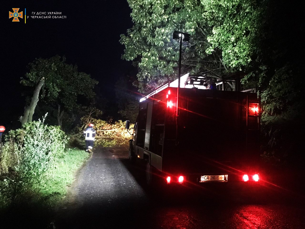 Черкаські рятувальники розчищали дороги від наслідків негоди