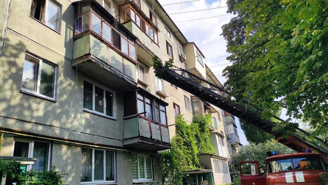 У Черкасах в квартирі сталася пожежа: господаря врятували