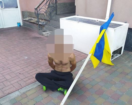 У Черкасах нетверезий чоловік викрав прапори з будівлі міськради