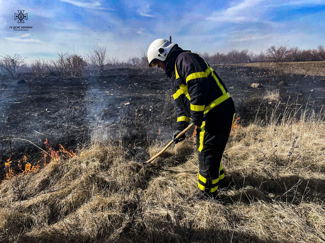 За добу черкаські рятувальники ліквідували 9 пожеж сухої рослинності