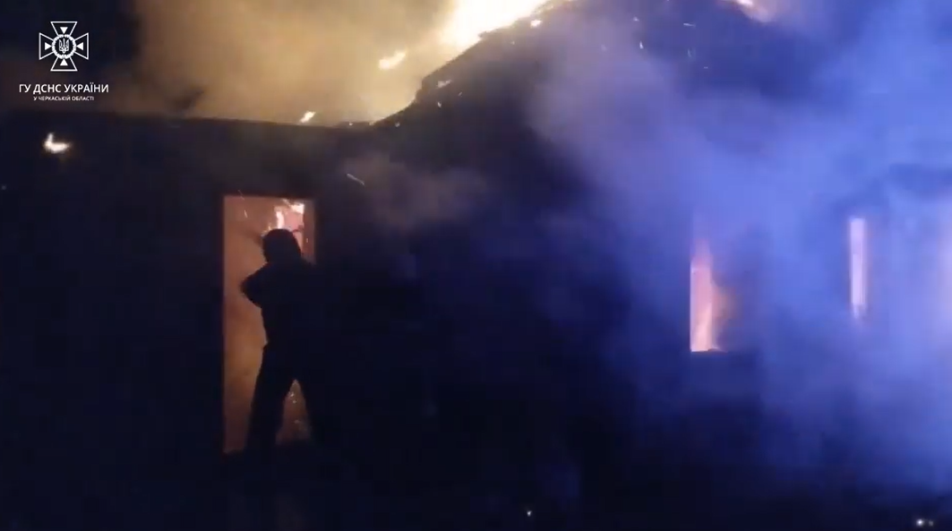 На Драбівщині загорівся будинок