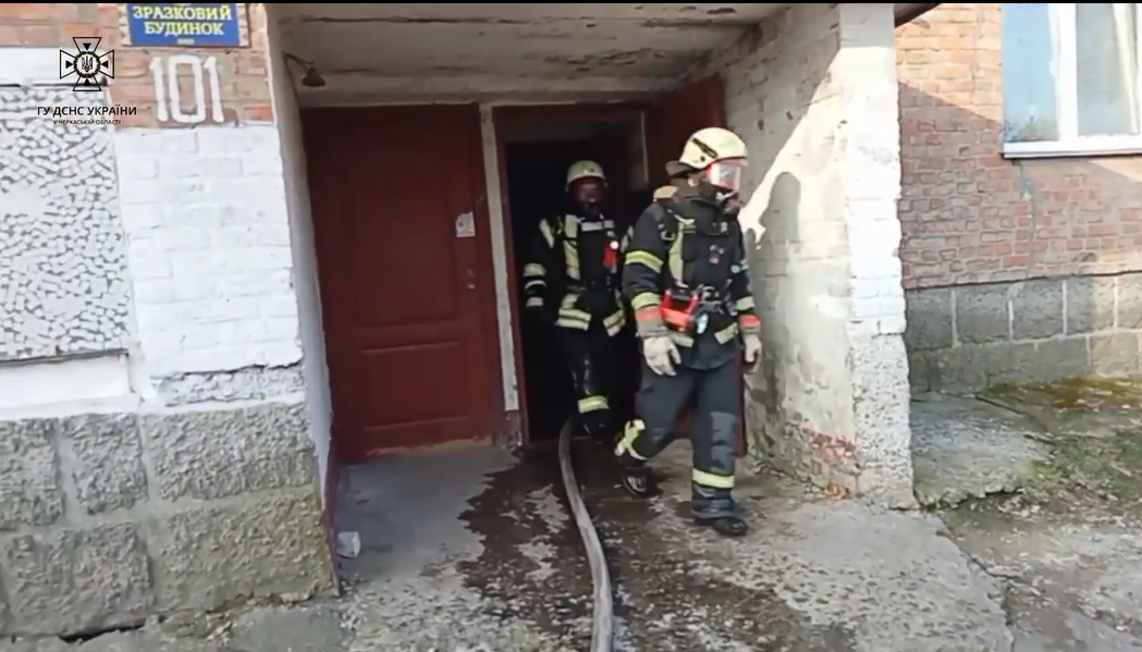У Чорнобаї сталася пожежа в квартирі: семеро людей евакуювали
