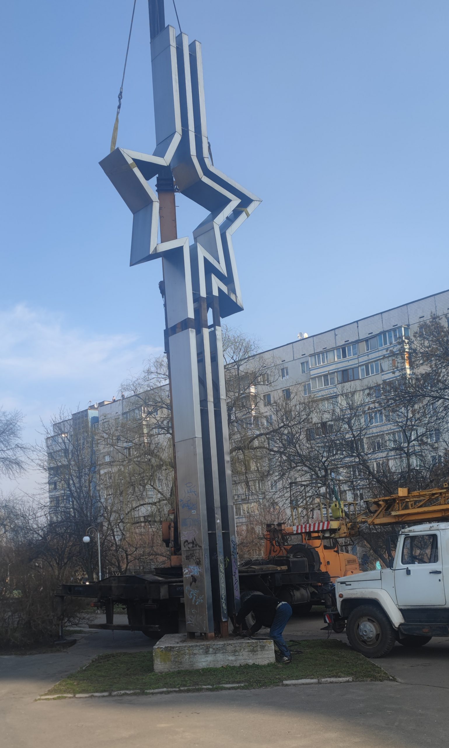 У черкаському сквері демонтували радянський знак у формі зірки