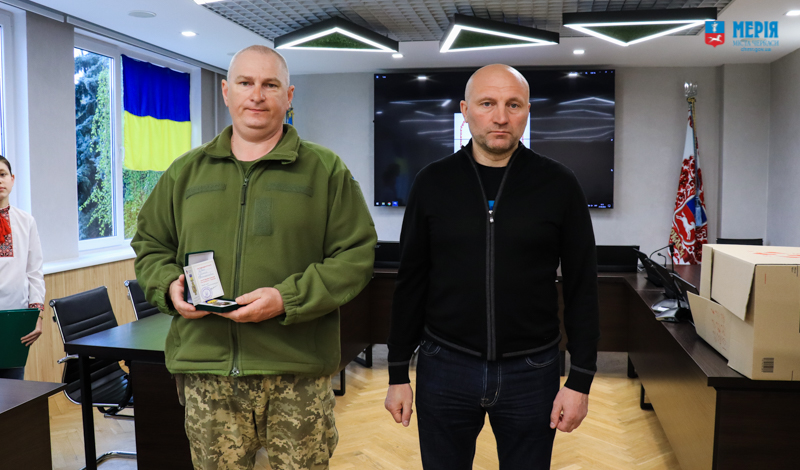 Двох захисників із Черкас нагородили відзнаками «За мужність і героїзм»